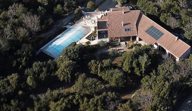 Totally private 8 adults plus 2 children luxe villa with heated swimming pool