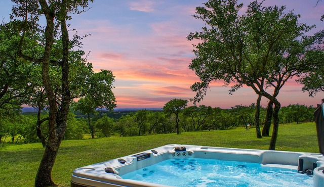 Totally relax in luxury* Acres of views* private hot tub; peace & quiet