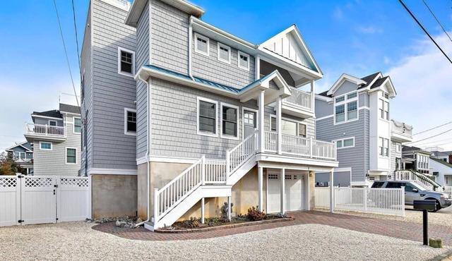 TOTALLY RENOVATED 6 BEDROOM HOME NEXTDOOR TO PICKLEBALL COURTS!