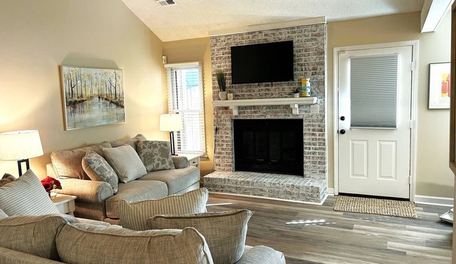 Totally Renovated Townhome-New to VRBO in 2023-Nurses & Monthly Renters Welcome