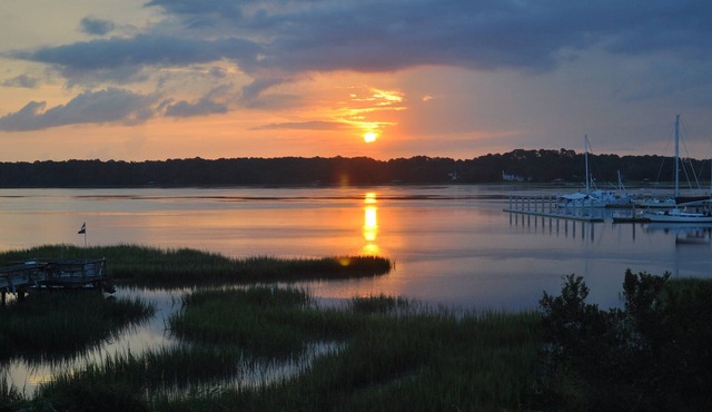 Totally Renovated Waterfront Cottage, Snowbird's Paradise, Boater's Dream