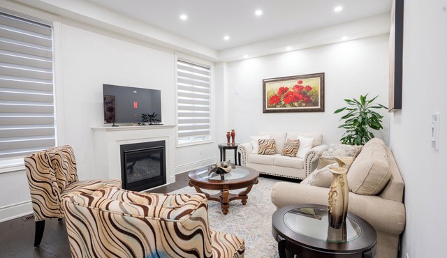 Tottenham Luxury Escape | New 4BR, 3.5WR Retreat