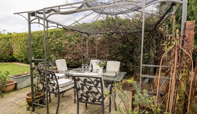 TOTTS HOUSE, pet friendly, with open fire in Colerne