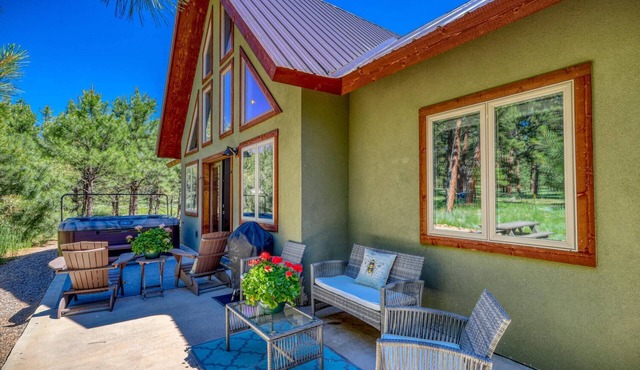 Touch of Green: Pet-Friendly, Hot Tub, Garage, Games, Weber Charcoal Grill and Views of Hatcher Lake