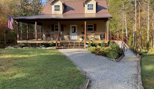 Touch of Heaven-entire cabin, family friendly, 3 levels, maximum of 8 guests.