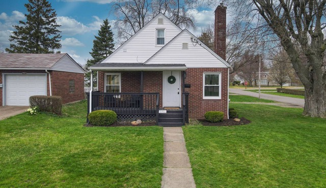 Touchdown Bungalow: Charming HOF Village Home