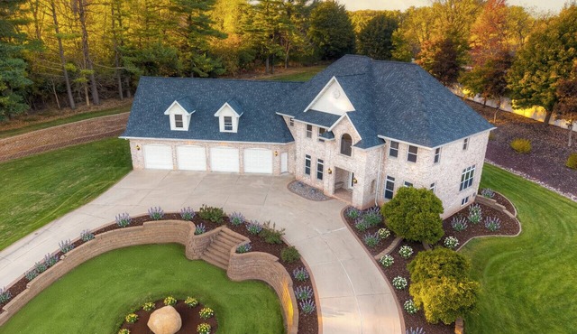 Touchdown Retreat – Indoor Pool, Hot Tub & Games!