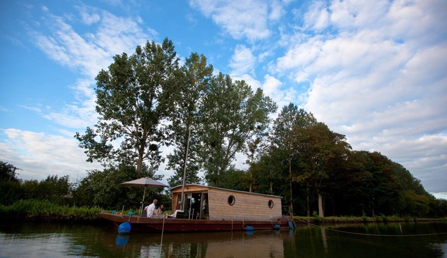 Toue cabanée Accostée - Village Toue des Demoiselles