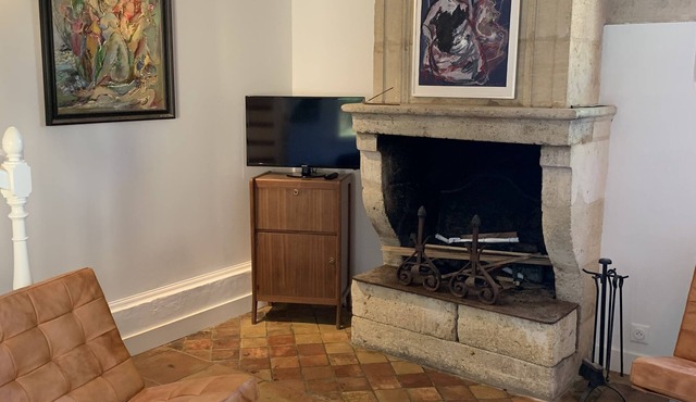 Tour en Pierre Rénovée à 20 Minutes de Saint Emilion