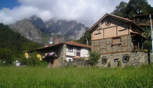 TOURIST CHALET " EL ALAMO " PICOS DE EURPA.