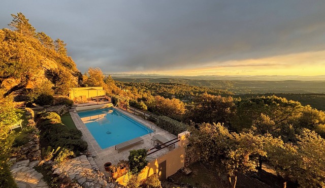 TOURTOUR BREATHTAKING VIEWSnOUTDOOR SAUNA AND JACUZZI