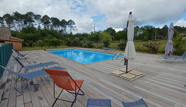 TOUT CONFORT, JARIDN 1.5hectar cloturé, PISCINE et TENNIS PRIVÉ, Parking, CALME