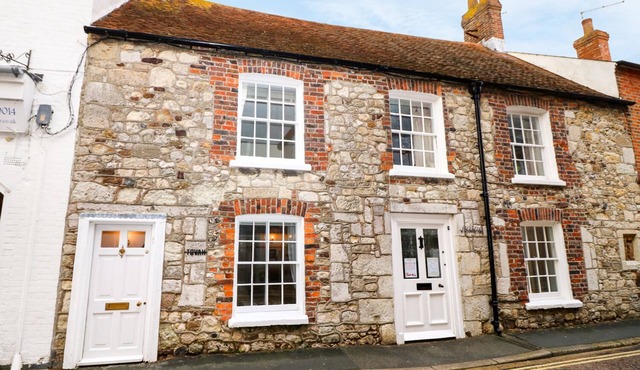 TOVAH, character holiday cottage, with open fire in Yarmouth