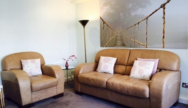 Tower Bridge & City Location - Exceptional Bright, Spacious & Modern 1-Bed Flat