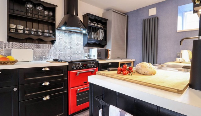 TOWER END COTTAGE, pet friendly, with open fire in Melton