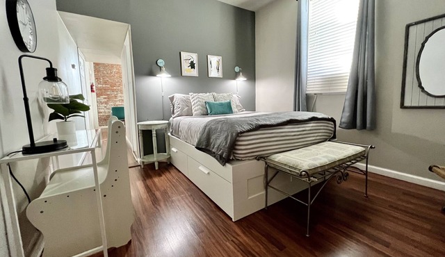 Tower Grove Pet Friendly 2nd Floor Studio - 4 mi to SLU & Barnes -Shared Laundry
