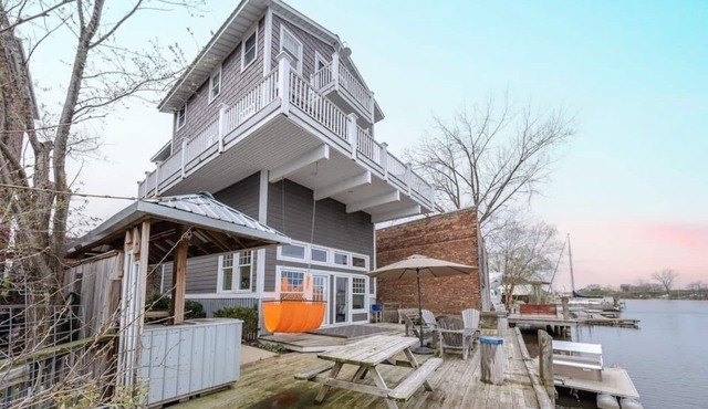 Tower House: Canal-Front Luxury Retreat