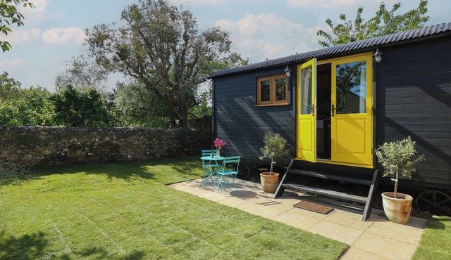 TOWER HUT, pet friendly, country holiday cottage in Ryde