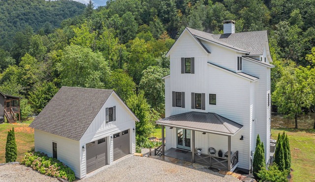 Tower on the Tuck: Entire home on the Tuckaseegee River near WCU -Riverfront