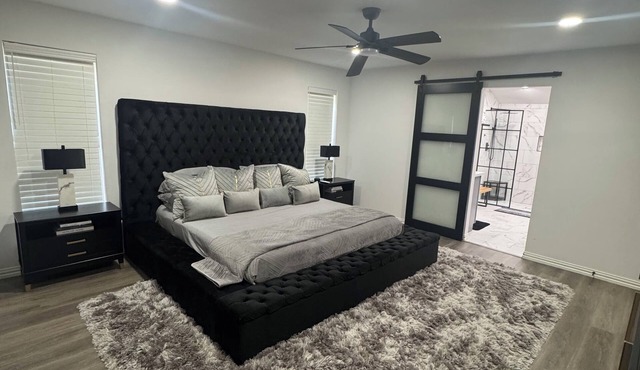 TOWERING OAKS SUITE @ ARLINGTON ENTERTAINMENT DISTRICT