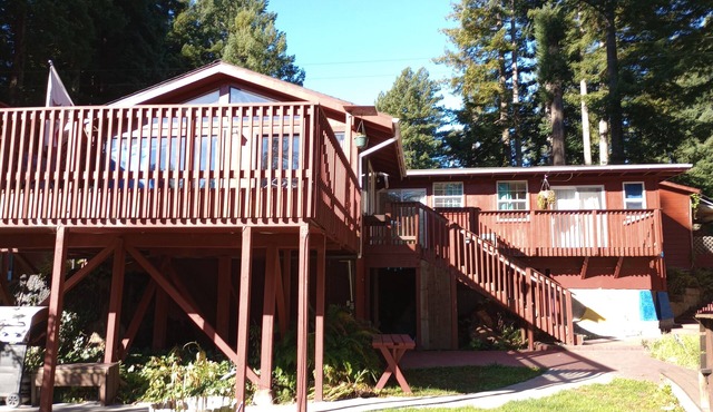 Towering Redwoods, Private River Access, 3 Bathroom, 3 Bedroom, Up to 20 Guests