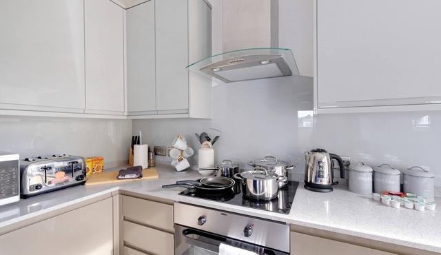 Town Center 2 bed Serviced Apartment 08 with parking