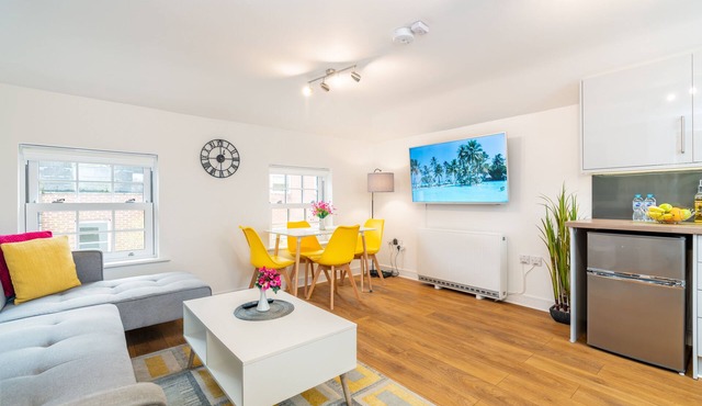 Town Center Apartment, 55' Smart TV, Netflix, Amazon Prime TV, Super King Bed