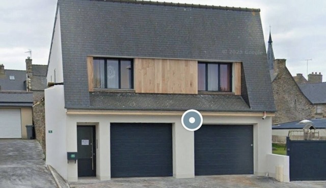 Town center house ideally located near shops and beaches