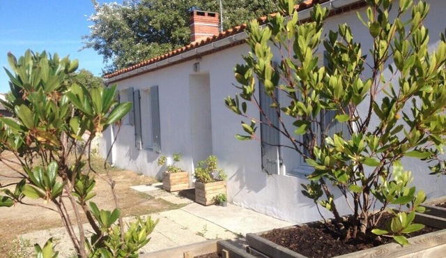 Town center house on large 2000 m2 garden 700 meters from the beach