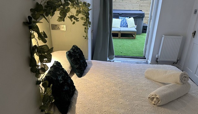 Town Centre Apartment with Hot Tub