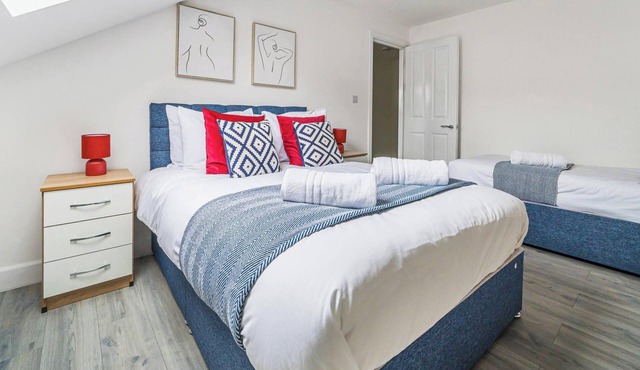 Town Centre Apartment | Sleeps 4 | FREE WiFi