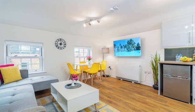 Town Centre Apartment With 4k 55” Smart TV+Netflix+Amazon Prime TV, Super King