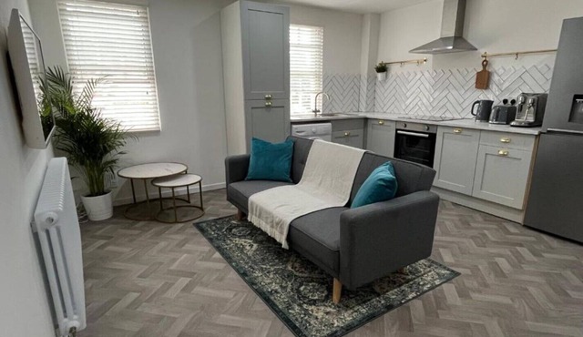 Town centre property with parking/100m from castle