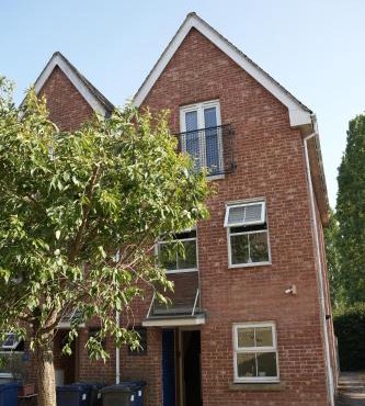 Town Centre spacious 4 bed town house