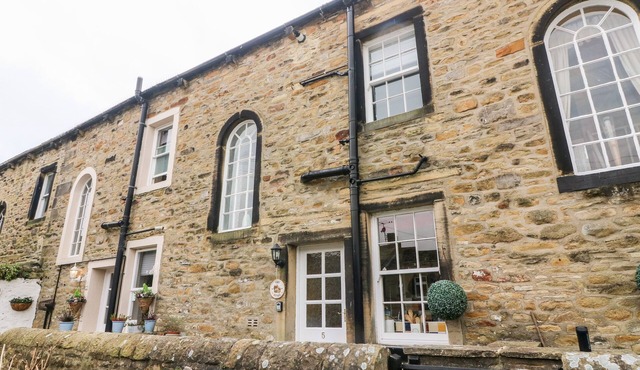 TOWN COTTAGE, pet friendly, with a garden in Skipton