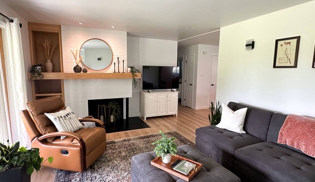 Town & Country Cottage. Located in the heart of Intercourse, Pa.