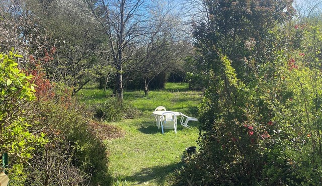 Town/country house 6 km from Tours, fitted kitchen, garden, pets welcome.