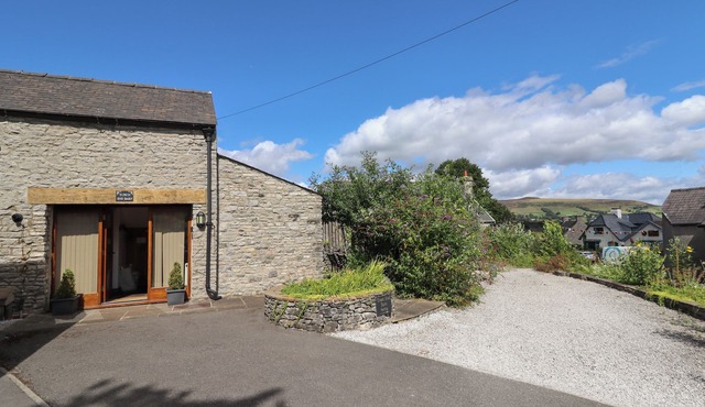 TOWN END BARN, pet friendly, character holiday cottage in Bradwell
