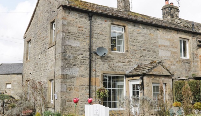 TOWN HEAD COTTAGE, family friendly, with open fire in Grassington