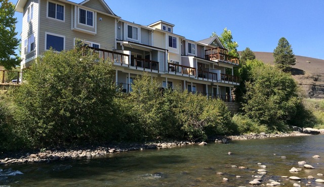 Town Home On The River. A/C. Views. Fish. Hot Springs. Walk To Town .