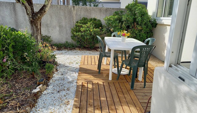 Town house 200m from all amenities, center, port, train station, park.