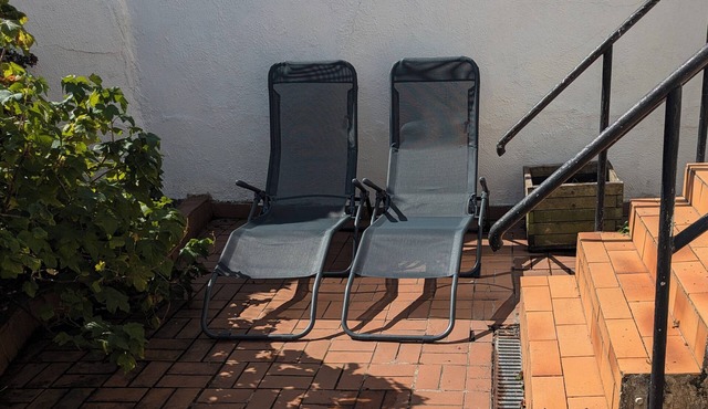 Town house 500 m from the ramparts, quiet street, sleeps 4. Exterior courtyard.