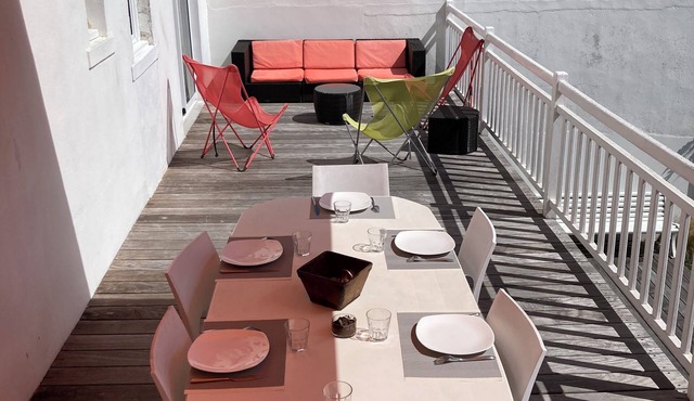 Town house (6 bedrooms) near the port and beaches.