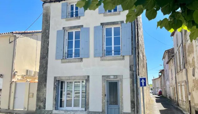 Town house Aulnay, walk to bars/restaurants