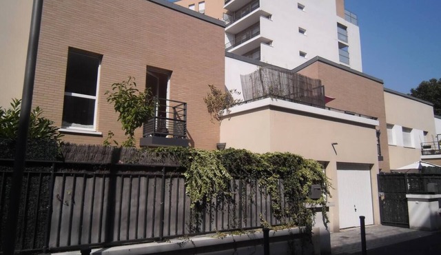 Town house 1000 metres from Paris