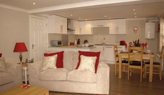 Town House in Central Wells with parking