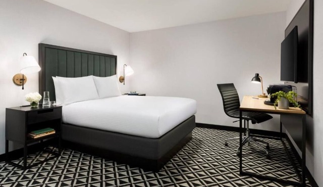 Town House Queen Room at Arcadian Hotel! Close to Coolidge Corner Theatre