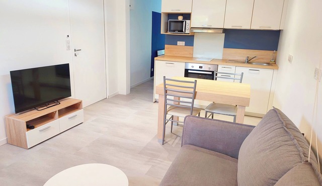 Town house with swimming pool, fast freeway access