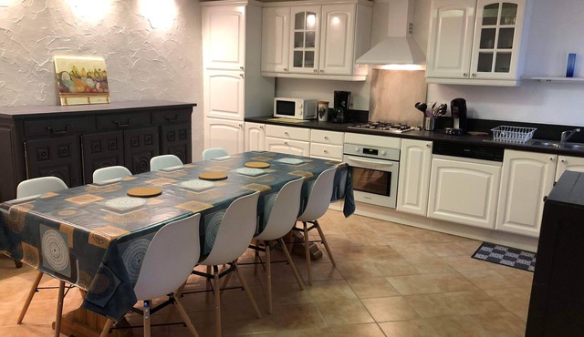 Town house with courtyard in a town of character ideal for visiting the coast