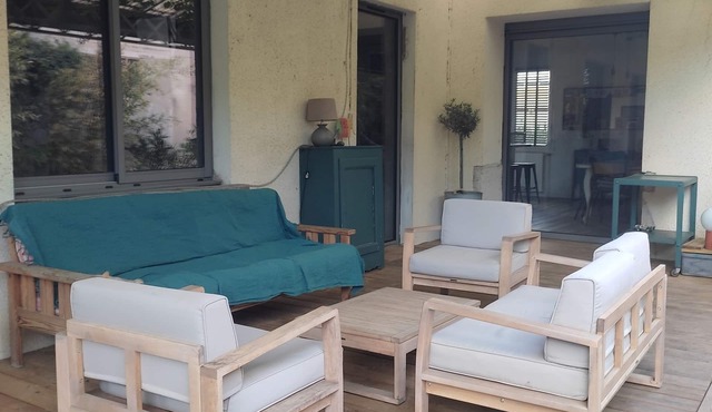 Town house with covered terrace and large garden
